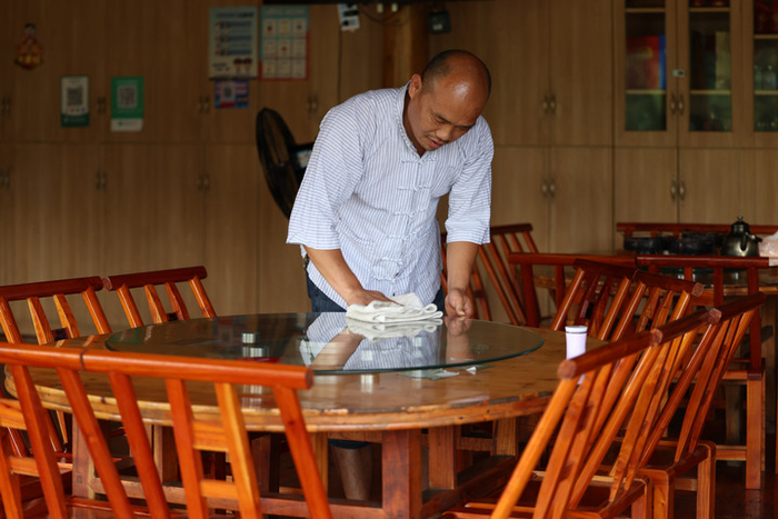 7月2日，在湖南省湘西土家族苗族自治州十八洞村，杨正邦在自家农家乐打扫卫生。新华社记者薛宇舸摄