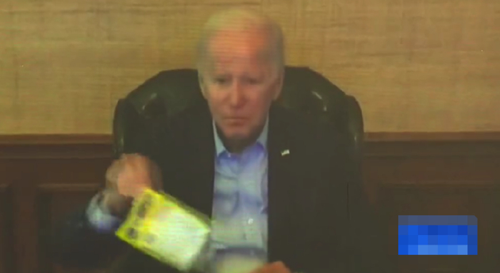 　拜登咳嗽后去拿止咳药（视频截图）