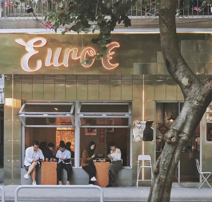 在垂虹社区喝咖啡的年轻人。图片来源：小红书用户“VanMonet”