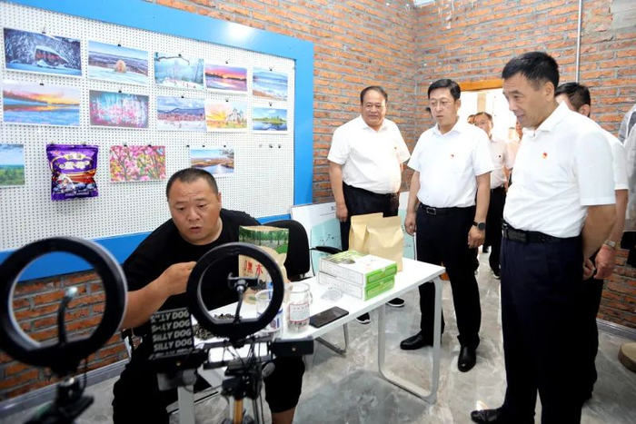 7月20日，阿木尔林业局网红创业中心快手主播“大成子”直播卖货。李日东 摄