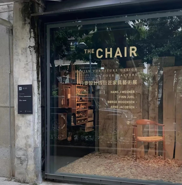 首层的橱窗成为画廊的“立体海报”。/图片来源：小红书用户“我是超哥”