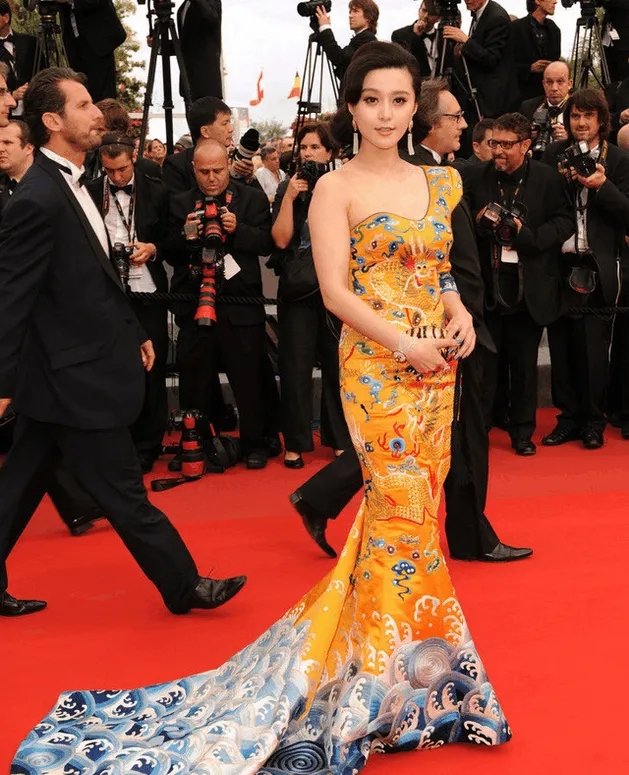 很多时尚界推崇的“中国风”服装只是在完全西式的东西上堆砌东方元素（图片来源：网络）