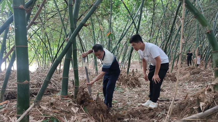 央视摄制组前往观山美厨食材源地。