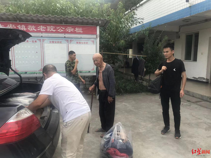 ▲　收拾完东西，龚魁（右一）准备离开敬老院