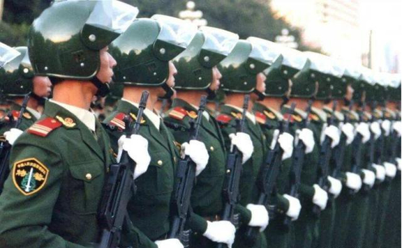 ▲ 1999年武警特警官兵头戴防暴盔参加国庆阅兵