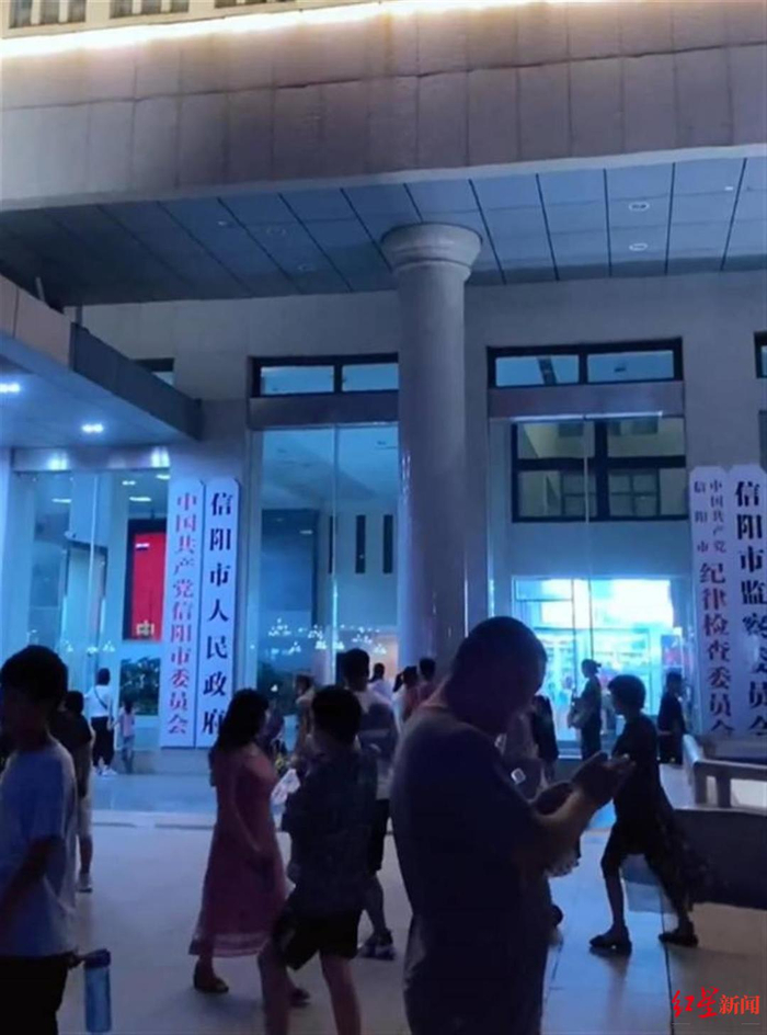 ↑信阳市民在政府大院内遛弯。网图