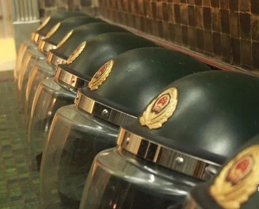 ▲ 目前装备的防暴盔，防护性能更好