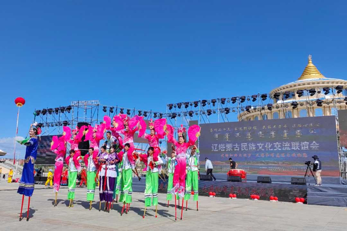 开幕式上的上口子高跷表演。耿丹丹摄