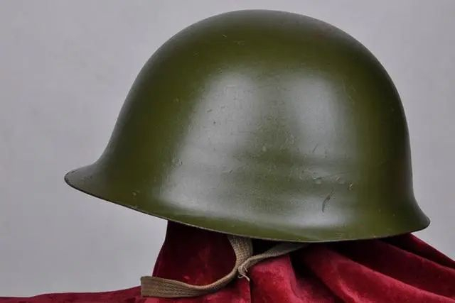    ▲ 国产GK80式钢盔