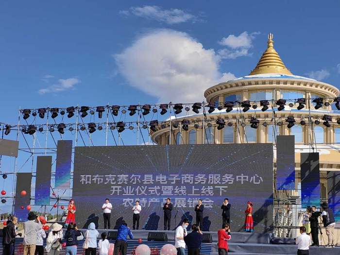 当日，举行和布克赛尔县电子商务服务中心开业仪式。耿丹丹摄