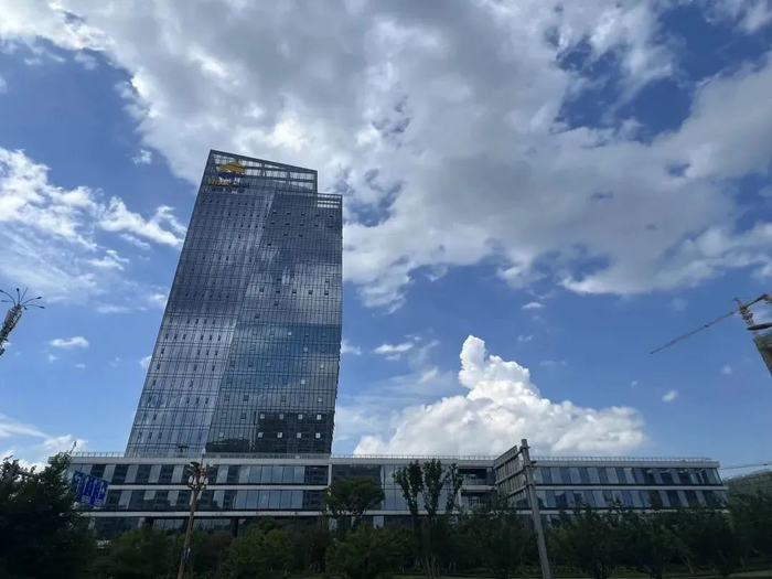 宁波瑞凌总部及研究院项目（一期）裙楼及主楼全貌。