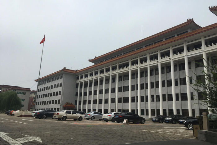 ↑图为正定县政府大院，免费对外停车。图据ICphoto