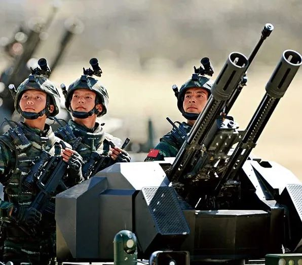  ▲ 阅兵中首次亮相的QGF11头盔