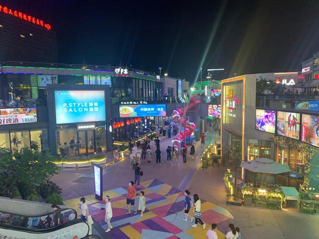 7月23日晚间的华熙LIVE·五棵松街区五彩斑斓熠熠生辉。新京报记者 郑明珠 摄