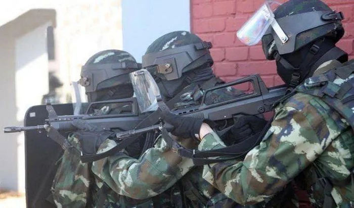 ▲ 凸出的盔檐前额明显内收，更加便于瞄准射击，可以加装护目镜