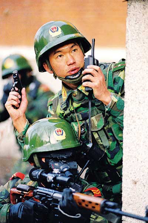 ▲ 武警部队配发的轻质防弹头盔