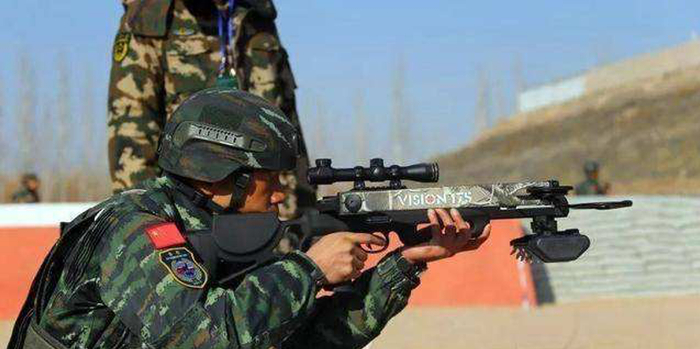 ▲ 头盔上的预留导轨，可以根据战场需要安装器材