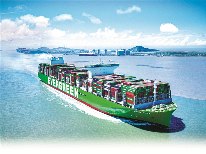 “长益”号载货驶离上海洋山港。章涵 摄