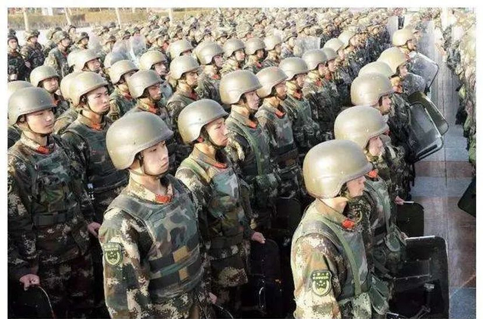 ▲  武警部队配发的WJUD-2型轻型防弹头盔