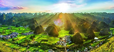     云贵高原地区拥有众多锥状喀斯特地貌景观，图为贵州兴义万峰林。张霆摄