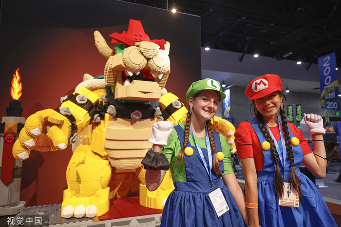 14英尺高（约4米）的“超级马里奥“可动库巴乐高模型亮相美国圣迭戈漫展。