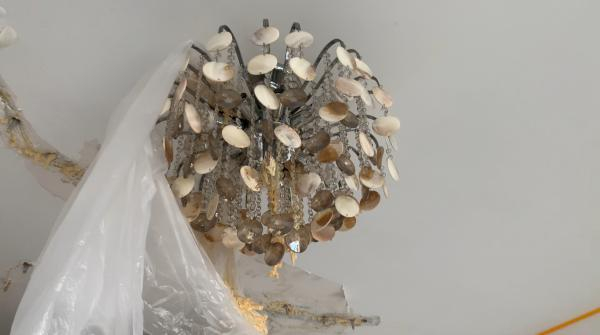 △雨水与注浆材料滴落到屋顶的吊灯上。