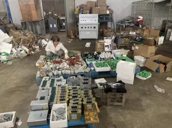 洪涝后，电器厂工人将一些产品拿出来晾晒、擦拭。图片来源：张馨予