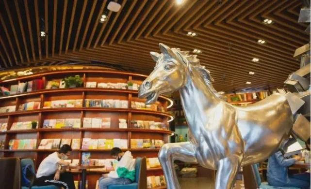 ▲呼和浩特市马文化主题新华书店突出蒙古马精神，打造“以梦为马”的阅读空间。徐梅摄