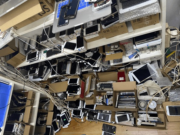 四处摆放的手机（图源受访者）