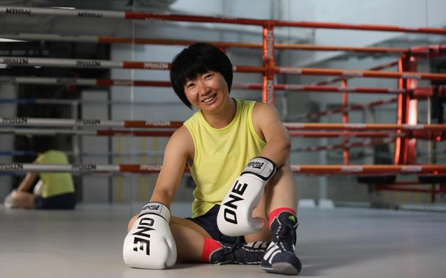 两年半以前还“从来不运动”的范蕾迷上了拳击。  新京报记者 王飞 摄