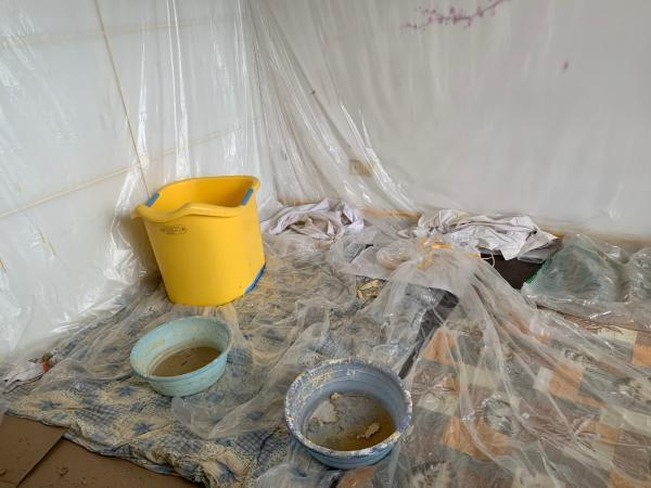 △屋内遍布用来承接渗透积水的塑料盆。