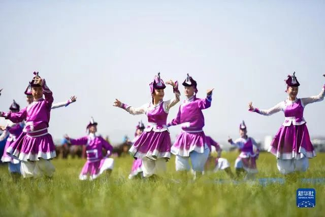 ▲表演者在锡林浩特市游牧文化节·白音锡勒牧场建场70周年那达慕开幕式上表演传统舞蹈。新华社记者 彭源摄