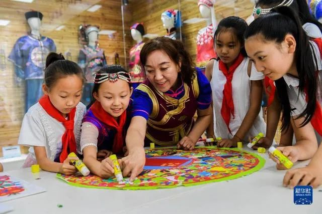 ▲赤峰市松山区兴安街道临潢家园社区的民族融合小课桌。新华社记者 刘磊 摄