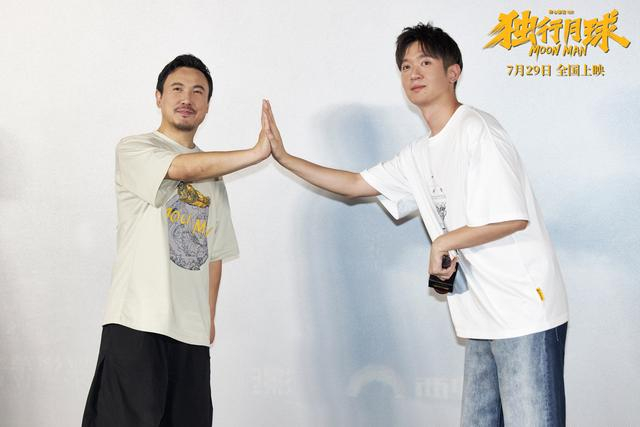 沈腾、郝瀚击掌。  主办方供图