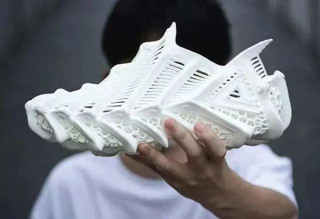 这样子奇怪造型的洞洞鞋你敢穿出门吗？/匹克微博截图