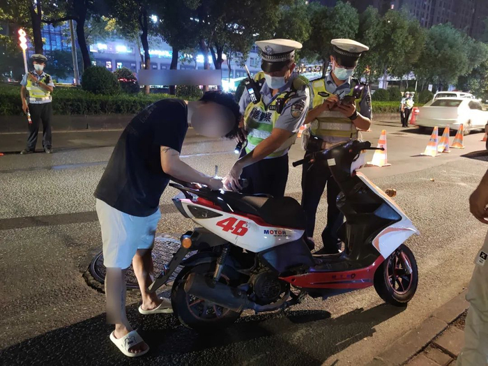加强重点路段临查，加大警力投入，严查交通违法行为。