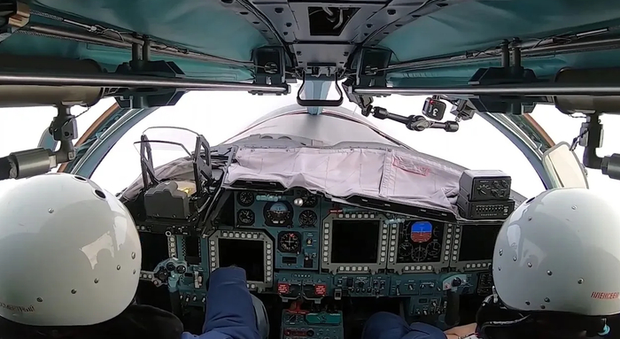 苏-34为并列双座位，拥有两名飞行员（俄媒视频截图）