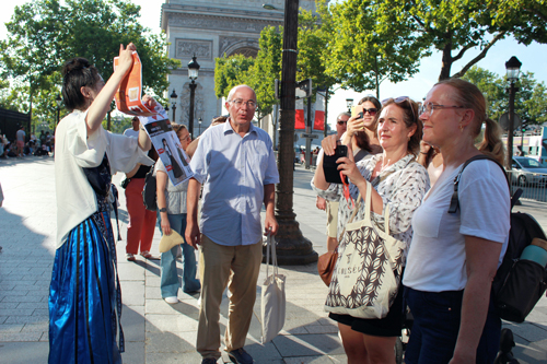 当地人在听留学生讲请愿内容，@芜嗉 拍摄