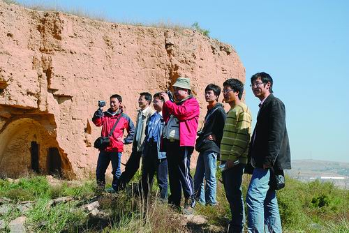2010年，刘池阳（中）带领学生在野外考察。