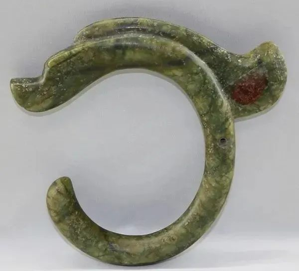 ▲红山玉龙，又被称为“C型玉雕龙”