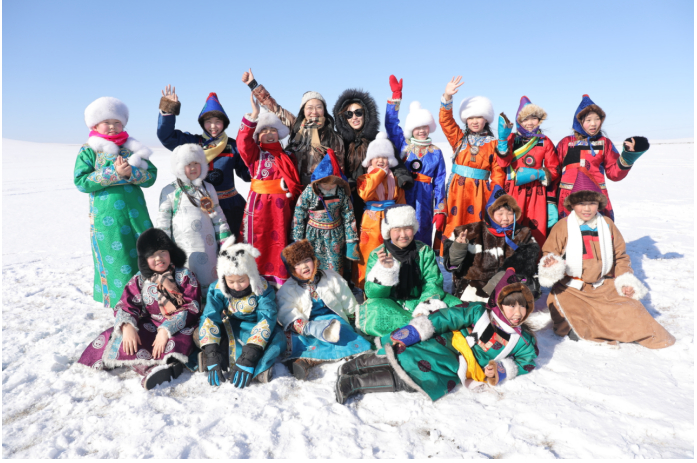 　　小鹿艺术团的成员们