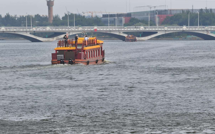 嘉宾在北运河2号码头乘船游览。新京报记者 李木易 摄