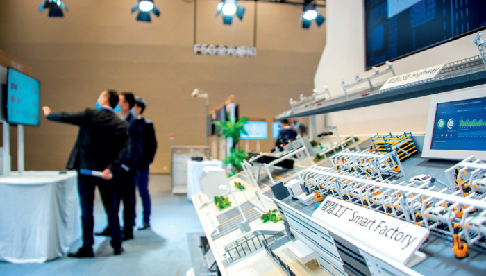 观众在第十八届“中国光谷”国际光电子博览会上参观（2021年10月27日摄）    伍志尊摄/本刊