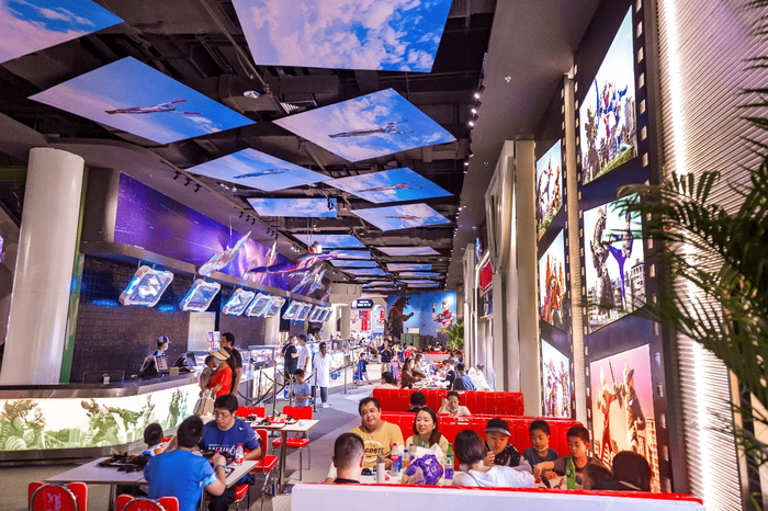 　　奥特曼主题餐厅内奥特英雄在上空错落飞行