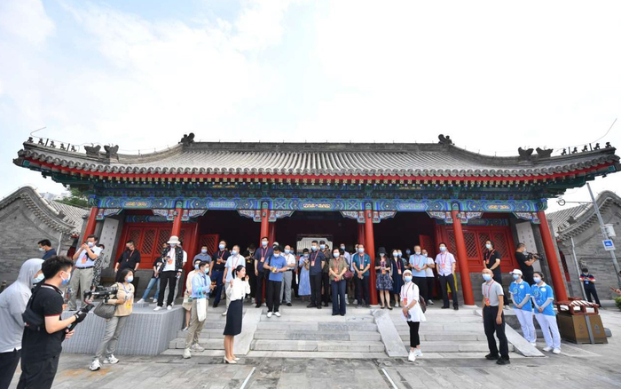 通州区文化和旅游局解说员周超月在文庙前为嘉宾介绍庙宇历史。新京报记者 李木易 摄