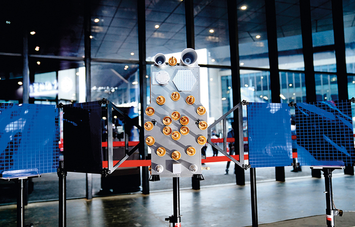 在中国国际工业博览会上展出的卫星模型（2020 年 9 月 15 日摄） 张建松摄 / 本刊