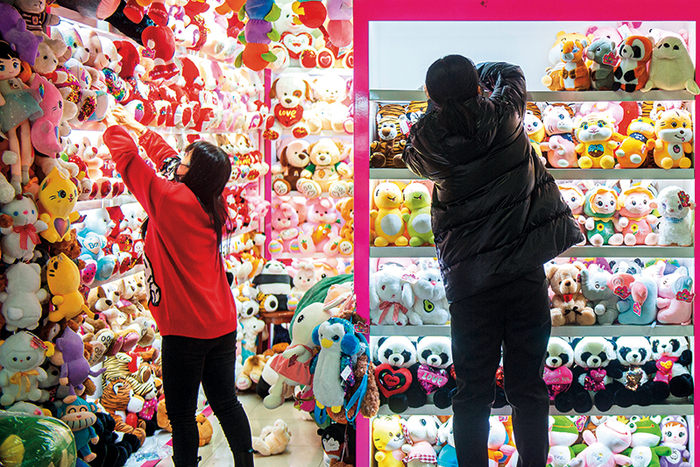 浙江省义乌市中国小商品城的经营户在整理货架（2022年2月12日摄） 江汉摄/本刊