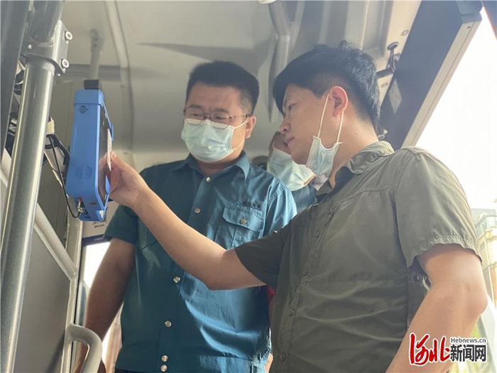 7月25日，在三河市星河园小区门口，乘客拿身份证贴近检票设备感应区，同时在摄像头前“刷脸”，完成身份核验。
