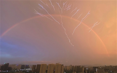     7月24日，宁波天空出现彩虹、闪电一起亮相的奇景。  沈欣原 摄