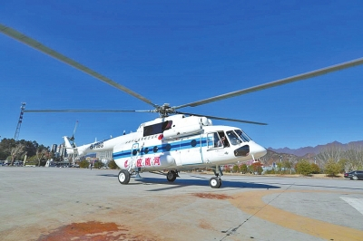 一架喷涂有“河南应急”的白色中型直升机整装待发。资料图